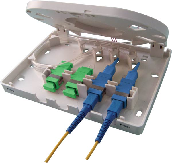 Boîtiers FTTx 4 ports pour traversées de cloison SC simplex / LC duplex - Platine Réseaux